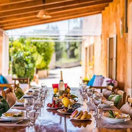 8 Guests In